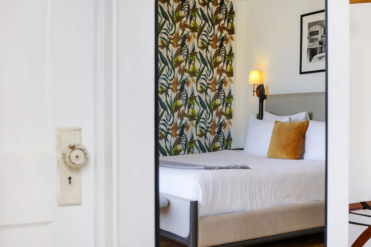 华丽客房, 1 张特大床, 私人浴室 | 免费 WiFi、床单