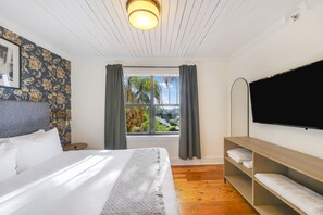 Habitación estándar, 1 cama Queen size, baño privado (Self check-in) | Tabla de planchar con plancha, wifi gratis y ropa de cama 