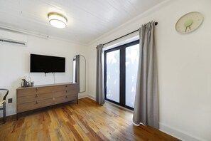 Standard Room, 1 Double Bed, Private Bathroom | Free WiFi, bed sheets