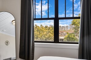 Tabla de planchar con plancha, wifi gratis y ropa de cama 