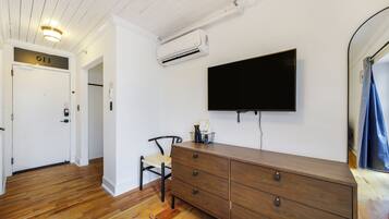 Standard Room, 1 Double Bed, Private Bathroom | Free WiFi, bed sheets