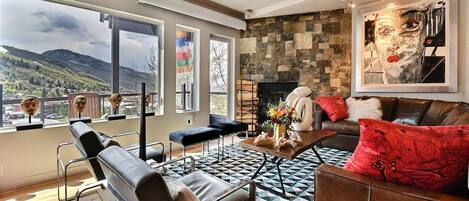 Fernseher, Kamin, Bücher, Arbeitsbereiche