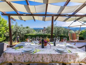 Outdoor dining - Stunning private villa for 7 guests with WIFI, A/C, terrace, pets allowed and panoramic view (Chiusi)