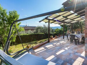 Outdoor dining - Stunning private villa for 7 guests with WIFI, A/C, terrace, pets allowed and panoramic view (Chiusi)
