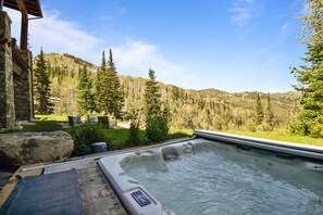 Bañera de hidromasaje al aire libre