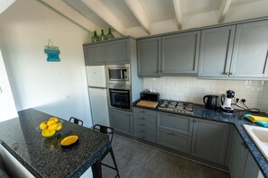 Kylskåp, mikrovågsugn, ugn och diskmaskin