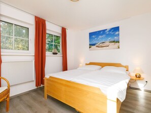 2 bedrooms, travel crib, free WiFi