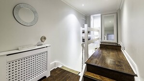 Basic Apartment | Interior - Contemporary and Spacious Kensington Home (London)