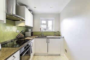 Basic Apartment | Private kitchen | Fridge, microwave, oven, stovetop - Contemporary and Spacious Kensington Home (London)