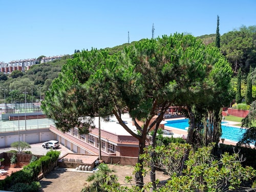 Lovely apartment for 5 people with WIFI, pool, TV and balcony