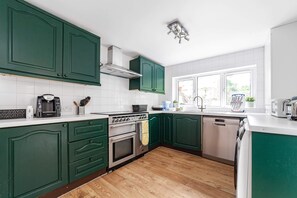 Private kitchen - Modern Victorian Home With Secret Garden (London)