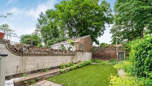 Basic House | Exterior - Modern Victorian Home With Secret Garden (London)