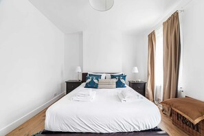3 bedrooms, iron/ironing board, bed sheets - Modern Victorian Home With Secret Garden (London)