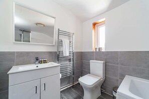 Casa básica | Banheiro | Chuveiro, secador de cabelo, toalhas de banho, sabonete