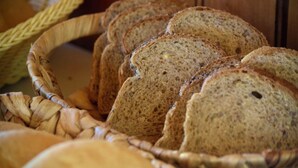 Een mand met plakken volkorenbrood.