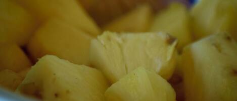 Un tazón de trozos de piña cocida.