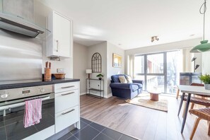 Leilighet – basic | Eget kjøkken | Kjøleskap, mikrobølgeovn, ovn og oppvaskmaskin