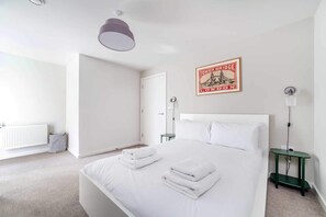 Basic Apartment | 1 bedroom, laptop workspace, iron/ironing board, bed sheets - Cosy East London Retreat (London)