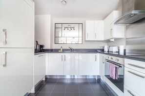 Basic Apartment | Private kitchen - Cosy East London Retreat (London)