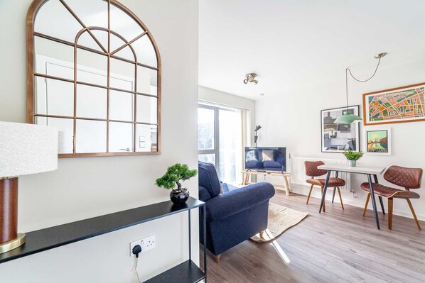 Basic Apartment | Interior - Cosy East London Retreat (London)