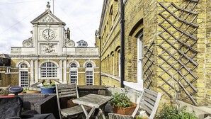 Unclassified image, 2 of 25, button - Converted Brewery Apartment With Terrace (London)