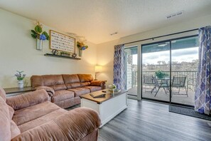 Living area - Branson Condo w/ Pool - Walk to The Strip! (Branson)