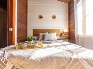 3 slaapkamers, een strijkplank/strijkijzer, reisbedje, gratis wifi