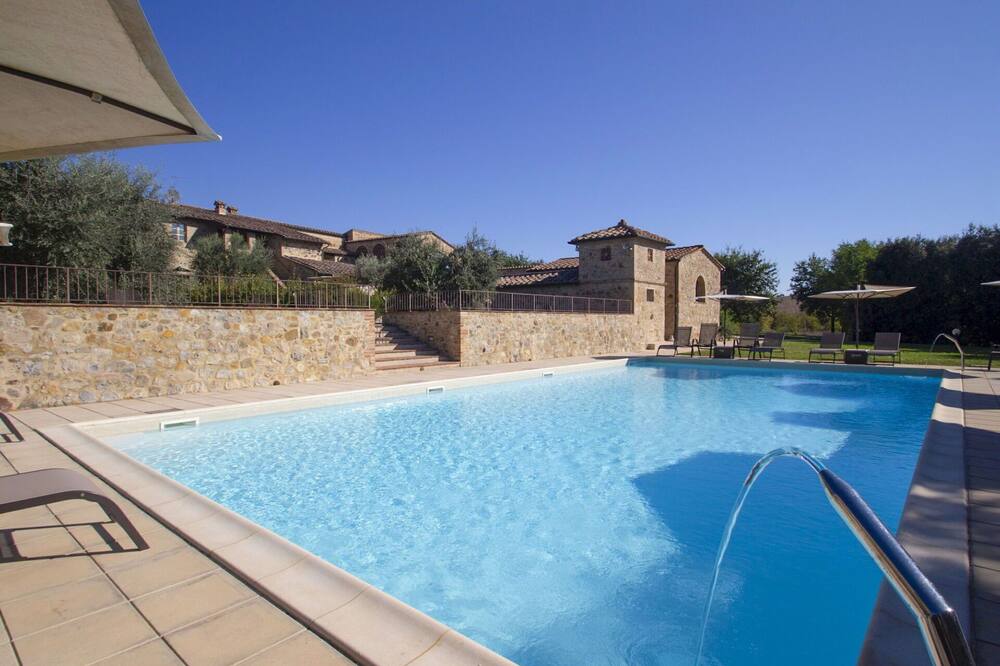 Wonderful villa for 20 people with WIFI, private pool, TV, pets allowed and parking