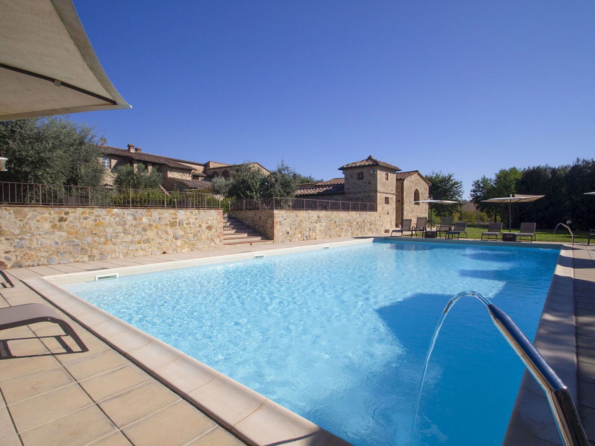 Wonderful  villa for 36 people with WIFI, private pool, TV, pets allowed and parking