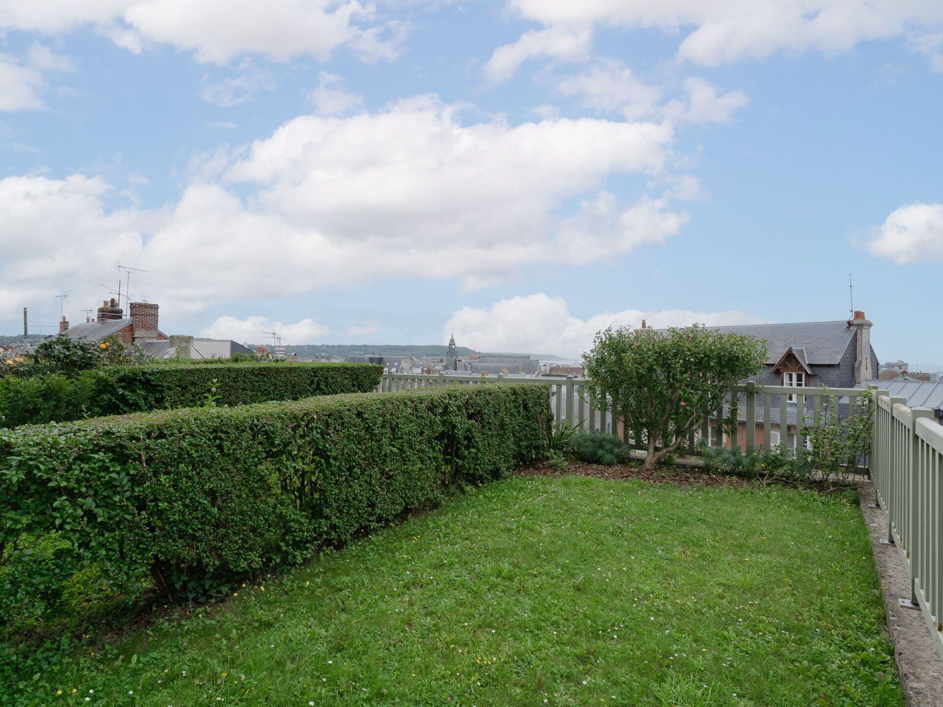 Cloud, Sky, Plant, Land Lot, Grass, Natural Landscape, Tree, Hedge, Rural Area, Cumulus