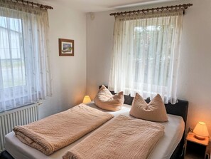 1 dormitori, un bressol de viatge i roba de llit 