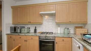 Refrigerador, lavavajillas y utensilios de cocina