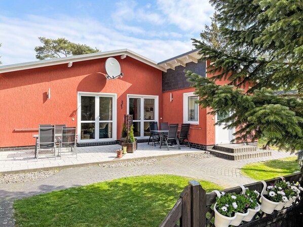 Outdoor dining - Beautiful apartment in villa for 4 people with TV, terrace and pets allowed (Wolgast)