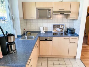 Microwave, dishwasher, toaster, high chair - Beautiful apartment in villa for 4 people with TV, terrace and pets allowed (Wolgast)