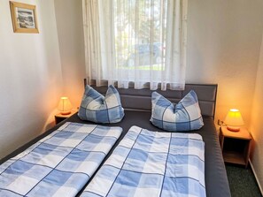 1 bedroom, travel crib, bed sheets - Nice apartment in villa for 4 people with TV, terrace and pets allowed (Wolgast)
