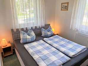1 sovrum, resesäng och sängkläder