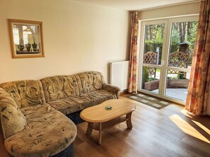 TV - Beautiful apartment in villa for 4 people with TV, terrace and pets allowed (Wolgast)