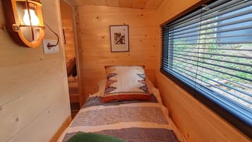 2 bedrooms, travel crib, free WiFi, bed sheets
