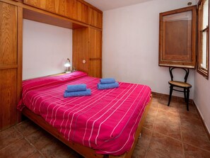 3 bedrooms, iron/ironing board, free WiFi