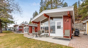 Cabin, Beach View | Terrace/patio - Cozy Cottage by the Lakeshore 4 (West Kelowna)