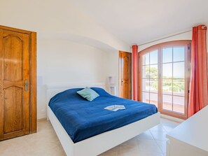 3 室のベッドルーム、旅行用ベビーベッド、WiFi (無料)、ベッドシーツ