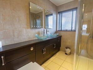 Bathroom - Wonderful private villa for 8 guests with WIFI and TV (Inverness)