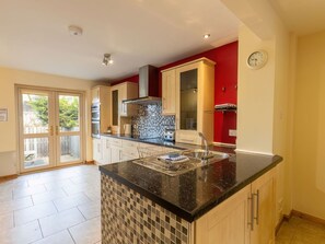 Microwave, dishwasher, toaster, dining tables - Wonderful private villa for 8 people with WIFI and TV (Inverness)