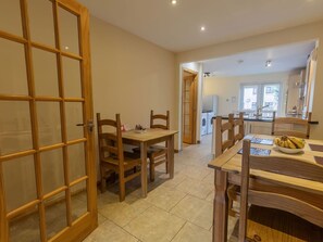 Dining - Wonderful private villa for 8 people with WIFI and TV (Inverness)