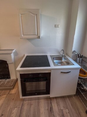 Four, plaque de cuisson, cafetière/bouilloire