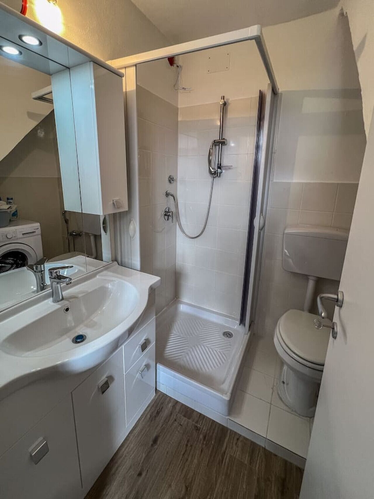 Ein modernes Badezimmer mit Dusche, Toilette und Waschbecken.