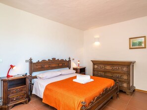3 chambres, fer et planche Ă repasser, lit parapluie