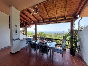 Outdoor dining - Nice apartment for 4 people with A/C, TV, terrace, pets allowed and panoramic view (Olbia)