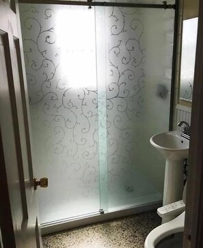 Ducha, secador de pelo, bidet, toallas