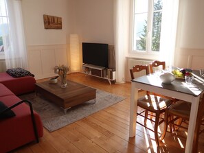 TV - Beautiful apartment for 6 people with WIFI, TV and panoramic view (L'auberson)